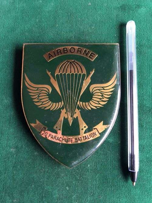 KENYA 20 PARACHUTE BATTALION FLASH FOR PLAQUE-MEASURES 82 X 105 MM- 3 PINS