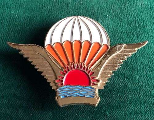 MALAWI ARMY PARACHUTIST WINGS- GILT  WINGS- 3 PINS