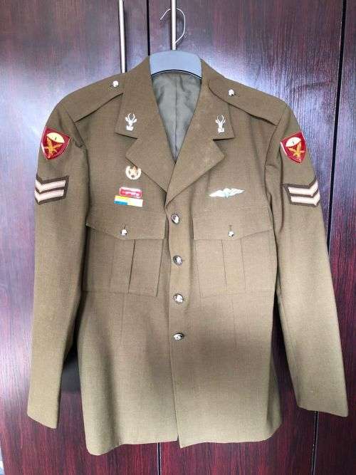 1 PARABAT BATTALION STEP OUT JACKET SIZE MEDIUM- MEASURES 55CM ARMPIIT TO ARMPIT-SOLD WITH ALL BADGE