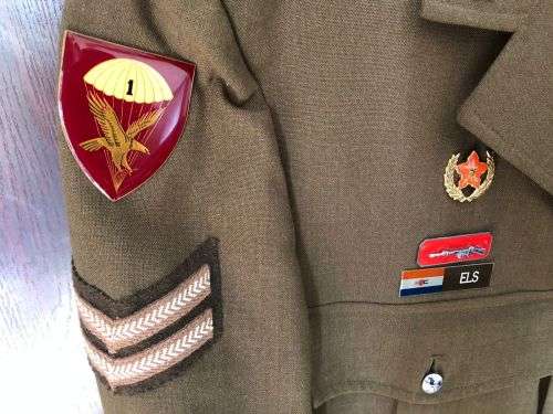 1 PARABAT BATTALION STEP OUT JACKET SIZE MEDIUM- MEASURES 55CM ARMPIIT TO ARMPIT-SOLD WITH ALL BADGE