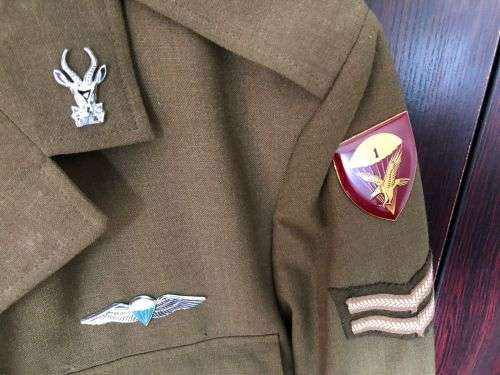 1 PARABAT BATTALION STEP OUT JACKET SIZE MEDIUM- MEASURES 55CM ARMPIIT TO ARMPIT-SOLD WITH ALL BADGE