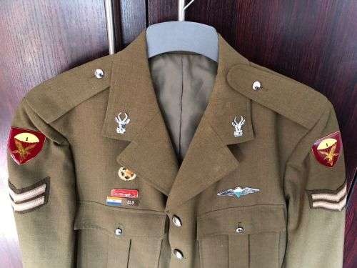 1 PARABAT BATTALION STEP OUT JACKET SIZE MEDIUM- MEASURES 55CM ARMPIIT TO ARMPIT-SOLD WITH ALL BADGE