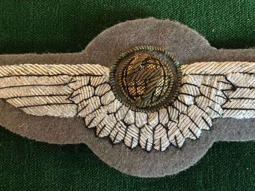 UNIDENTIFIED HELMET BREVET SILVER AND GOLD WIRE EMBROIDERED ON FELT