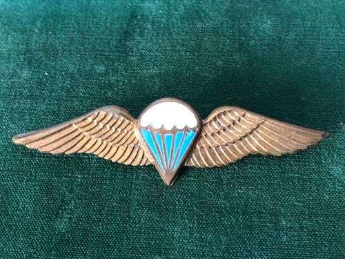 SA PARACHUTE BASIC PARATROOPER WING-8 JUMPS OR MORE-DARK BLUE AND WHITE CENTRE WITH GILT WINGS-WORN