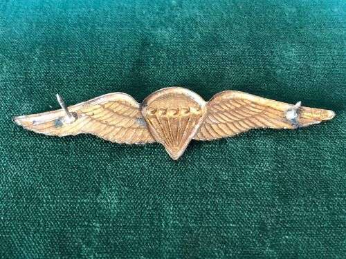 SA PARACHUTE BASIC PARATROOPER WING-8 JUMPS OR MORE-DARK BLUE AND WHITE CENTRE WITH GILT WINGS-WORN