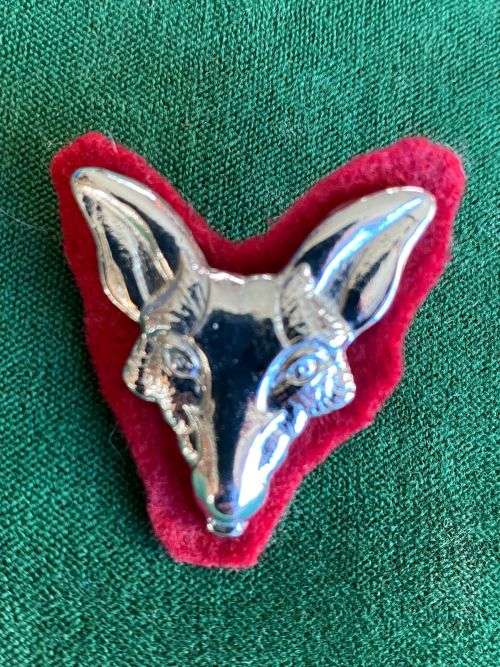 INTELLIGENCE SCHOOL GUARD UNIT-CHROMED BERET BADGE -WORN ON RED FELT BACKING