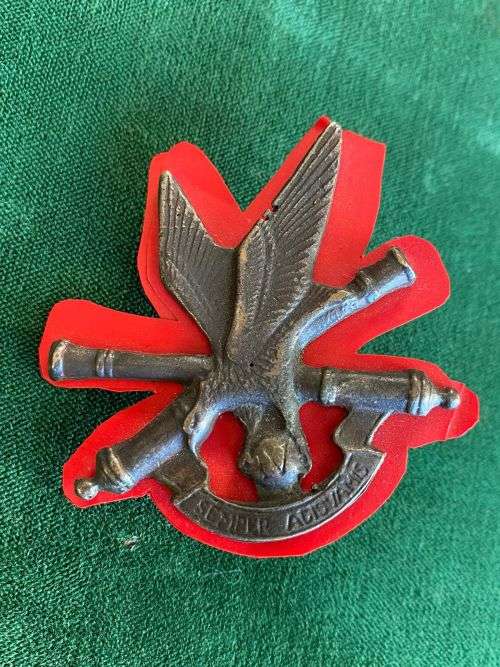 4 FIELD REGIMENT,GREY METAL ON RED PLASTIC CAP BADGE-APPROVED IN 1984-2X SCREW LUGS