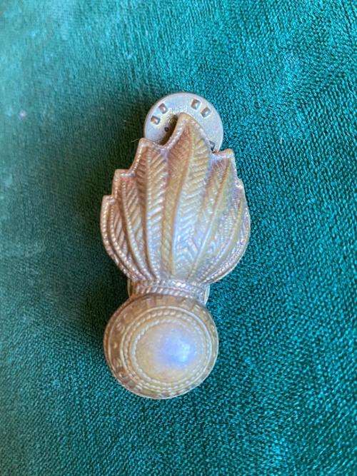 ARTILLERY GILDING METAL BERET BADGE-WORN CIRCA 1937- 2 PINS