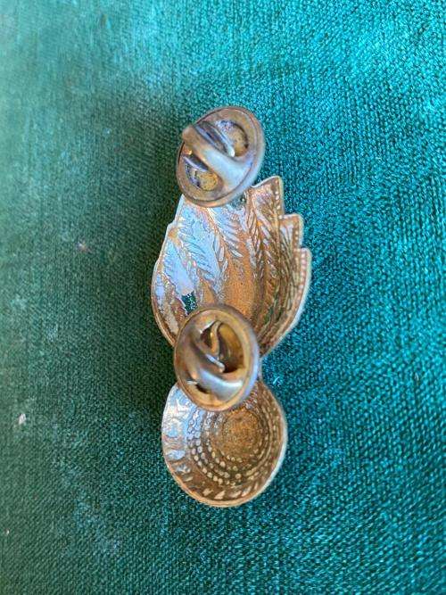 ARTILLERY GILDING METAL BERET BADGE-WORN CIRCA 1937- 2 PINS