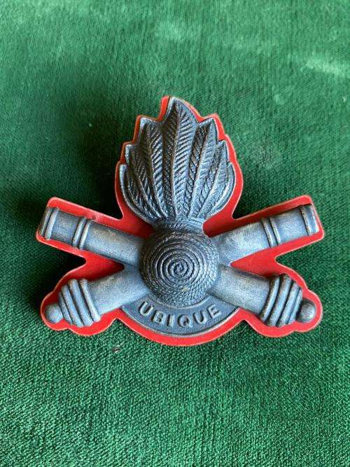 10 ARTILLERY BRIGADE-OXIDISED SILVER ON RED PLASTIC CAP BADGE-APPROVED IN 1986-LARGE-2X SCREW LUGS