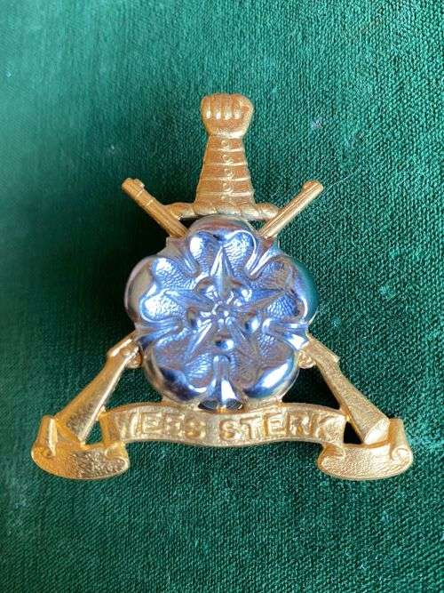 REGT. EAST RAND BI METAL CAP BADGE- WORN FROM 1962- 2X SCREW LUGS