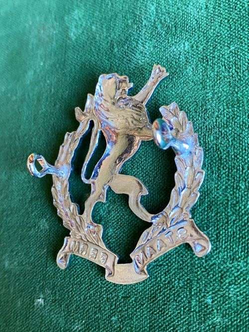 REGT. HIGHVELD CHROME CAP BADGE-WORN FROM 1976- 2 LUGS