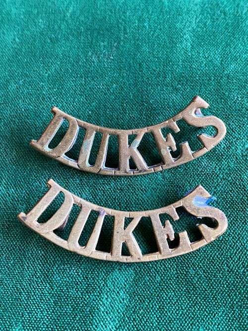 CAPE TOWN RIFLES SHOULDER TITLE PAIR-BRASS 1932-1950`S- ONE LUG MISSING