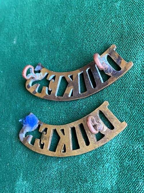 CAPE TOWN RIFLES SHOULDER TITLE PAIR-BRASS 1932-1950`S- ONE LUG MISSING