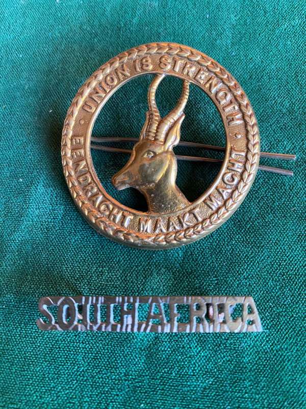 WW1 UNIVERSAL CAP BADGE AND TITLE WORN BY 3RD SA INFANTRY ,SHARPSHOOTERS AND CADETS-LUGS INTACT