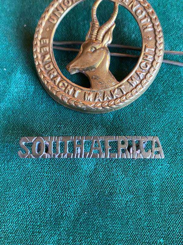 WW1 UNIVERSAL CAP BADGE AND TITLE WORN BY 3RD SA INFANTRY ,SHARPSHOOTERS AND CADETS-LUGS INTACT