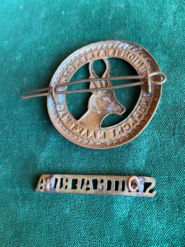 WW1 UNIVERSAL CAP BADGE AND TITLE WORN BY 3RD SA INFANTRY ,SHARPSHOOTERS AND CADETS-LUGS INTACT