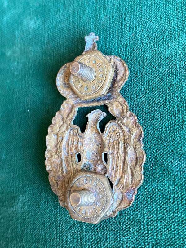 ITALIAN WW2 AIRFORCE CAP BADGE-2X SCREW LUGS