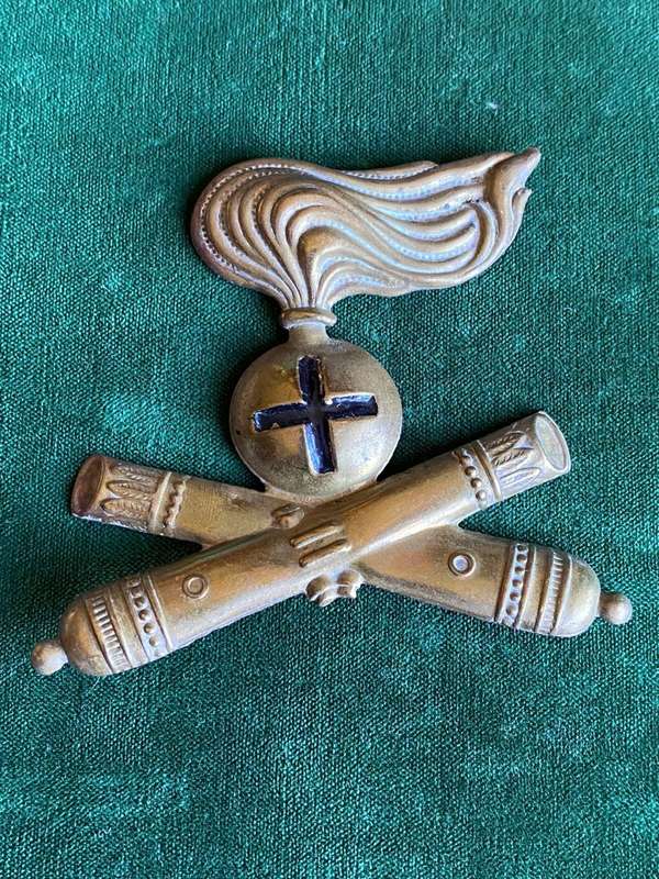 ITALIAN WW2 ARTILLERY CAP BADGE-NO LUGS-MEASURES 75 X 80 MM