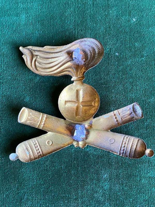 ITALIAN WW2 ARTILLERY CAP BADGE-NO LUGS-MEASURES 75 X 80 MM