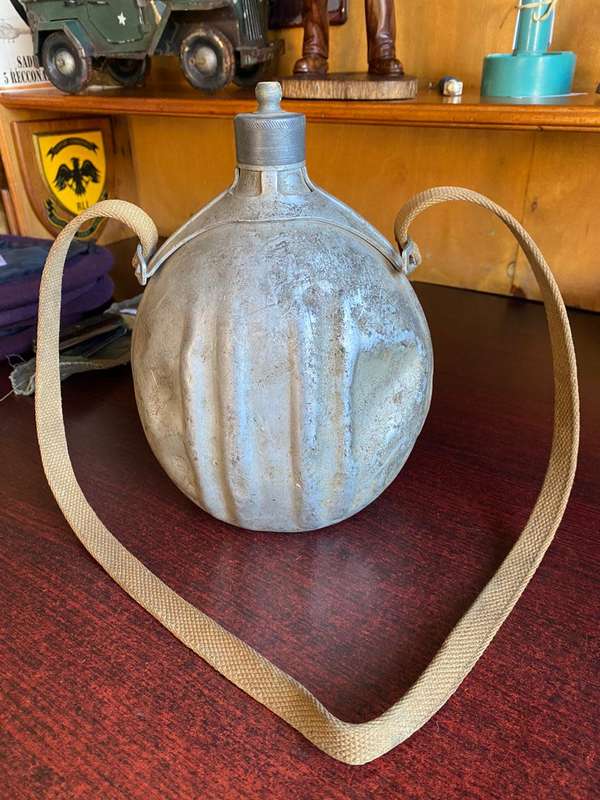ITALIAN WW2 WATER BOTTLE-SCREW STOPPER AND MADE OF FLUTED ALUMINIUM