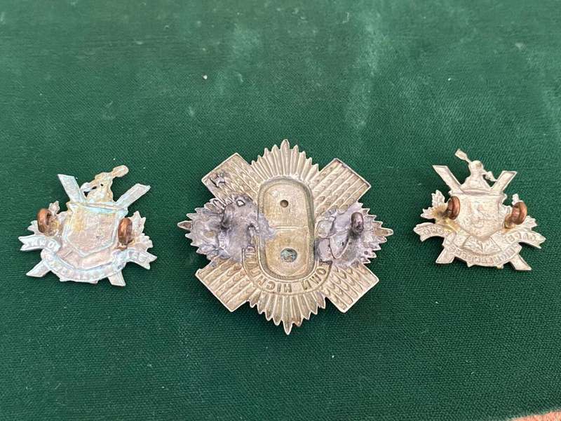 CAPE TOWN HIGHLANDERS GLENGARRY BADGE AND COLLAR PAIR,BI METAL-WORN FROM 1902-LUGS INTACT