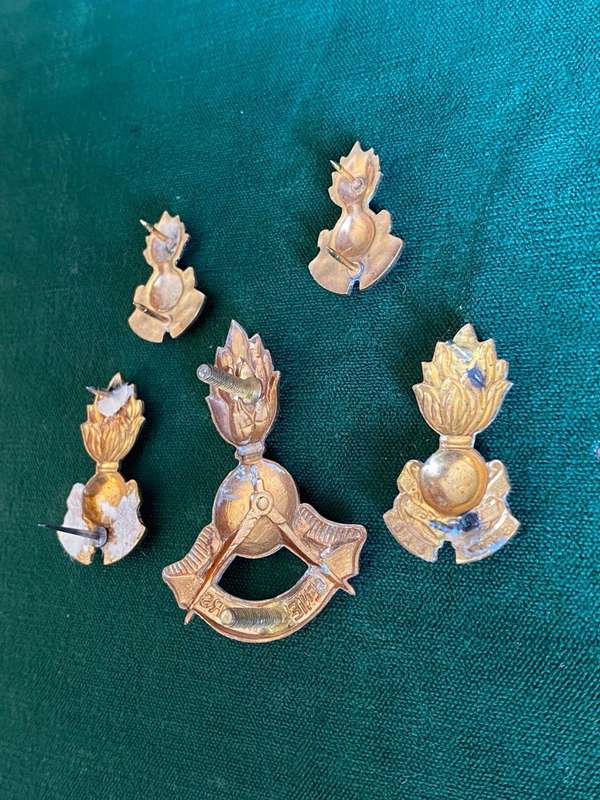 SA ENGINEERS-GILDING METAL CAP,COLLARS AND MESS DRESS COLLARS-WORN 1959-1970-ALL LUGS + PINS INTACT