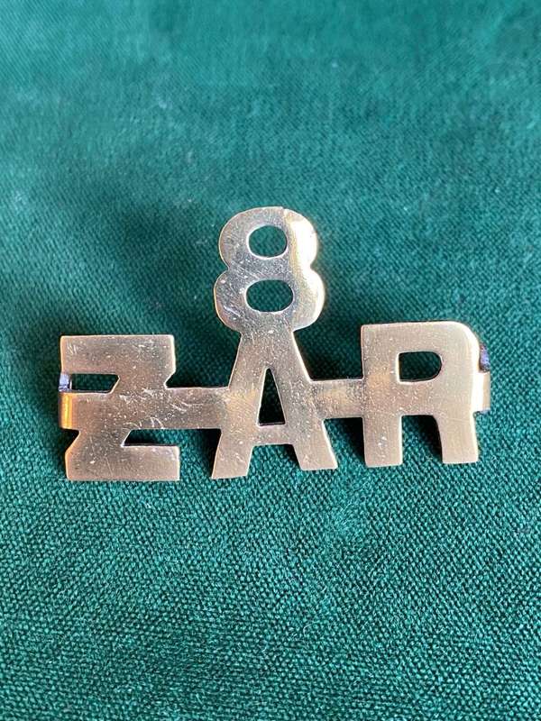 8TH ZUID AFRIKAANS RUITERS TITLE-SHEET METAL - 2 LUGS -WORN 1915-18
