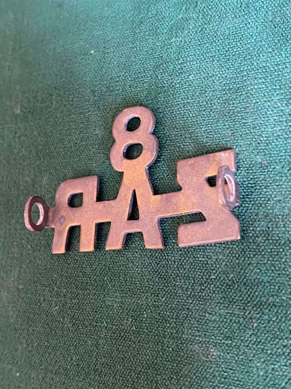 8TH ZUID AFRIKAANS RUITERS TITLE-SHEET METAL - 2 LUGS -WORN 1915-18