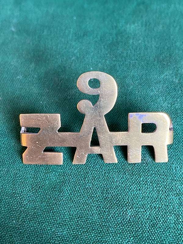 9TH ZUID AFRIKAANS RUITERS TITLE-SHEET METAL - 2 LUGS -WORN 1915-18