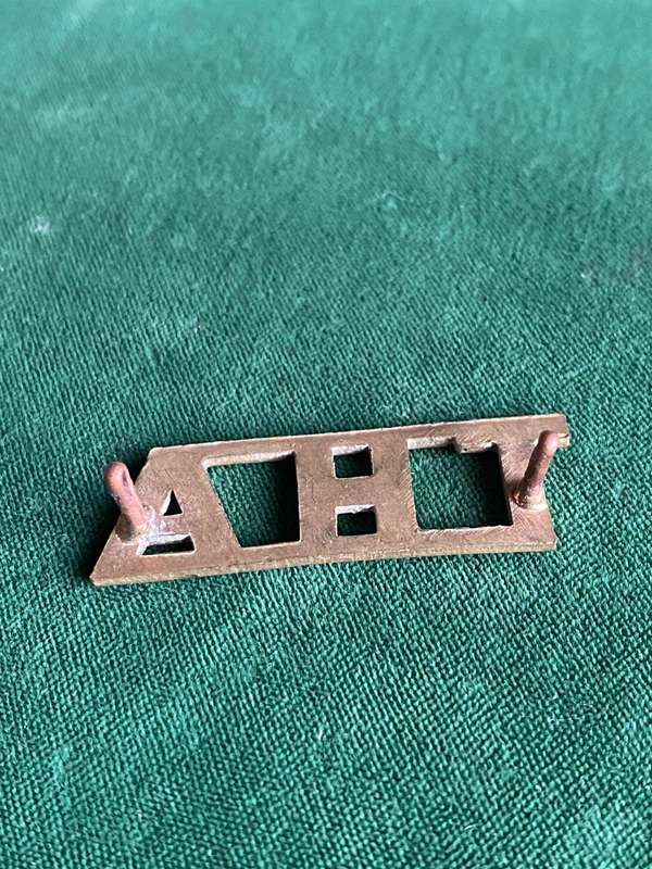 TRANSVAAL HORSE ARTILLERY ,BRASS SHOULDER TITLE-WORN 1908-1950- 2 LUGS