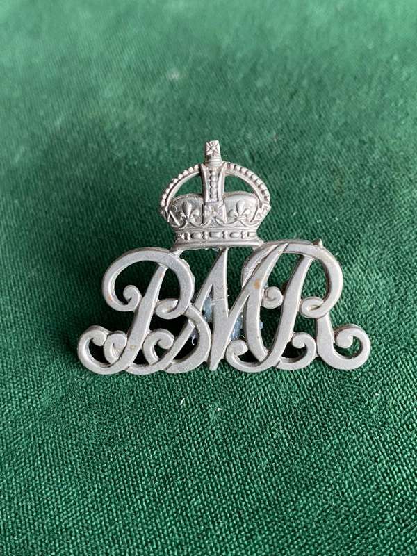 BORDER MOUNTED RIFLES WHITE METAL CAP BADGE -WORN 1902-1913- 2 LUGS