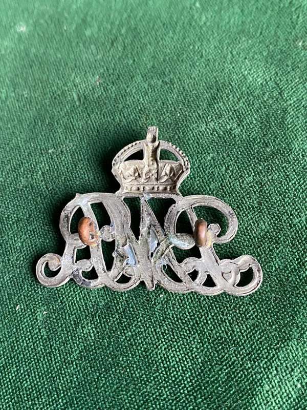 BORDER MOUNTED RIFLES WHITE METAL CAP BADGE -WORN 1902-1913- 2 LUGS