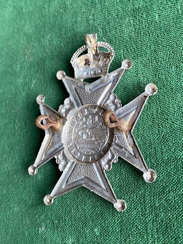 NATAL ROYAL REGIMENT WHITE METAL HEADDRESS BADGE-WORN 1902-1913- 3 LUGS