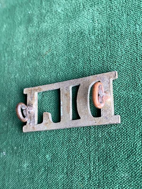 DURBAN LIGHT INFANTRY WHITE METAL SHOULDER TITLE-WORN 1897-1920- 2 LUGS