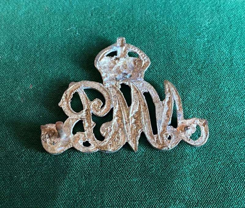 NATAL MOUNTED RIFLES WHITE METAL HELMET BADGE-WORN 1922-1943-ONE LUG
