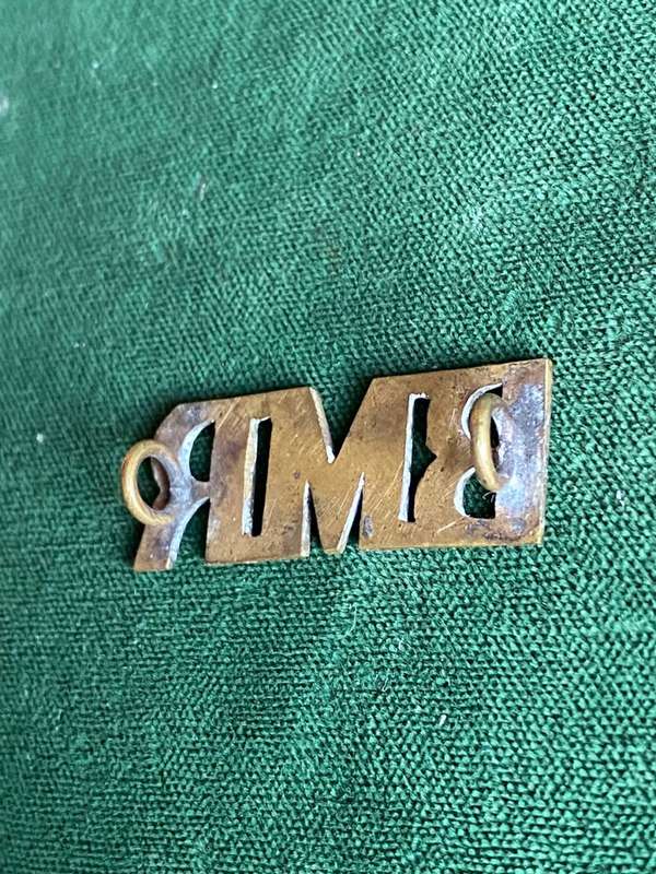 BOER WAR BORDER MOUNTED RIFLES TITLE(SHEET METAL) 2 LUGS -WORN 1894-1902