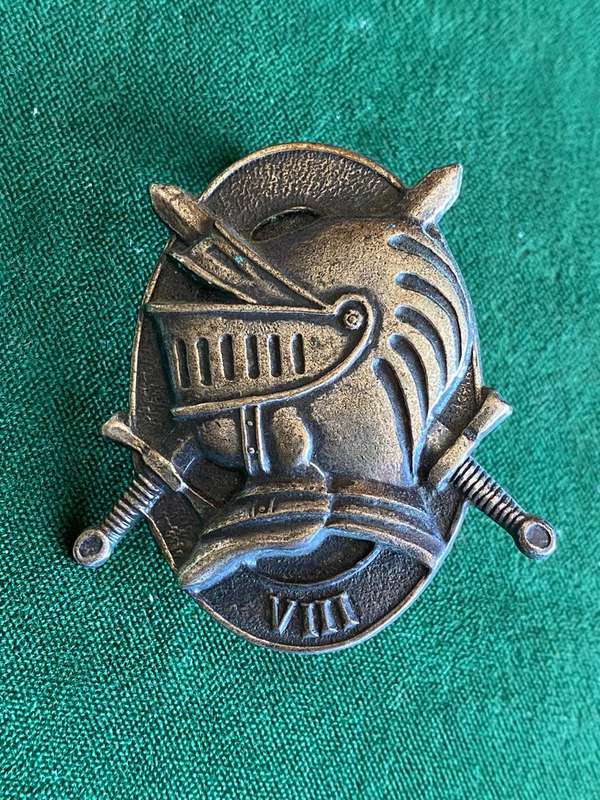 8 ARMOURED DIVISION HQ UNIT GREY METAL CAP BADGE-APPROVED IN 1986-LUGS INTACT