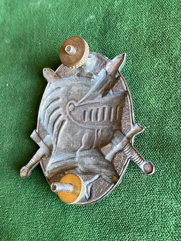 8 ARMOURED DIVISION HQ UNIT GREY METAL CAP BADGE-APPROVED IN 1986-LUGS INTACT
