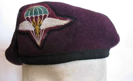 1 PARA BATTALION BERET 1980'S.  PLEASE NOTICE BADGE ON INSIDE.