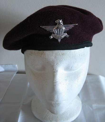 3 PARACHUTE BATTALION BERET WITH BADGE.  BERET IN VERY GOOD CONDITION.