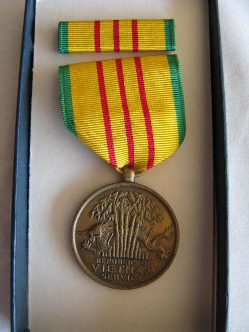 US VIETNAM SERVICE MEDAL.  FULL SIZE - BOXED.