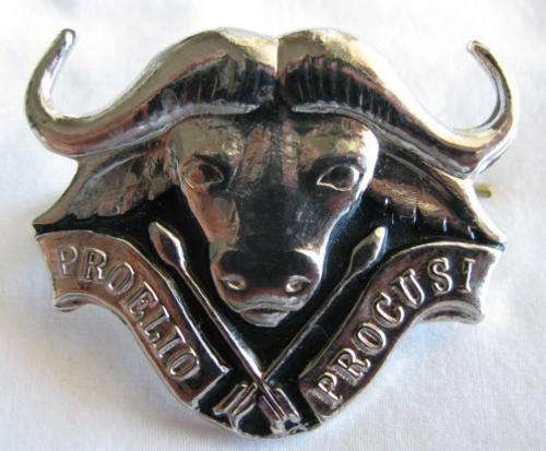 32 BATTALION CHROMED BERET BADGE.  ORIGINAL.  2 LUGS.  1977-1990'S.