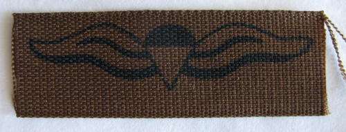 PARA QUALIFICATION BADGE, VARIATION, BLACK SILKSCREEN ON NUTRIA, WITH NO SHROUD LINES.