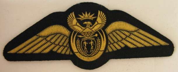 SAAF GOLD TUPPER PILOT'S WING FOR 1000 & MORE FLYING HOURS.  IRON-ON TYPE.  POST 2003