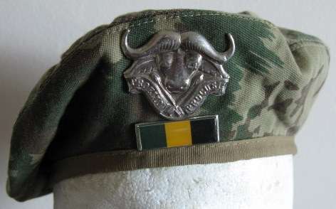 32 BATTALION BERET COMPLETE WITH BADGE & BAR.  USED BUT VERY GOOD CONDITION WITHOUT DAMAGE.
