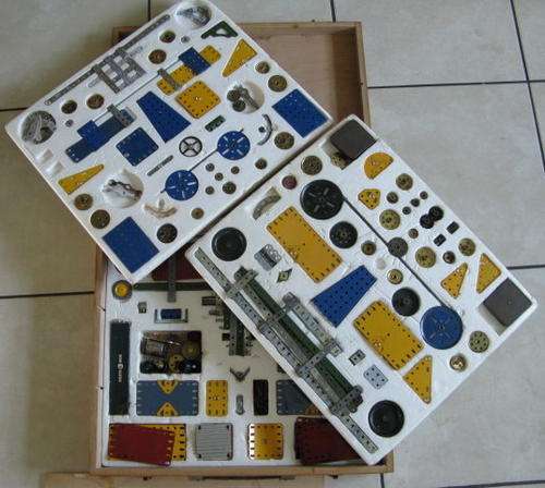 MECCANO OUTFIT NO.9 3 TIER WOODEN BOX MECCANO SET.  CIRCA LATE 1960-70'S.