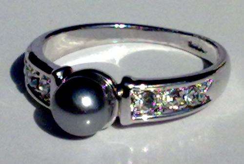 STUNNING !!! 18 KGP WHITE GOLD GREY PEARL AND ICE WHITE CZ RING - STAMPED !!!