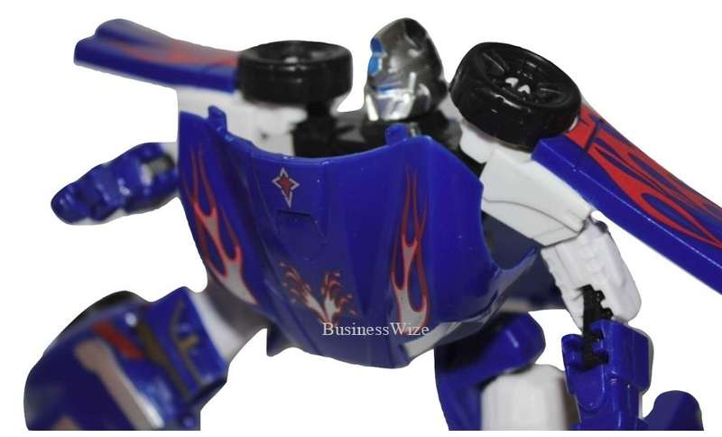 Super Change Robot Quickly Transforms Into a Car With Accessories