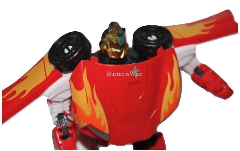 Super Change Robot Quickly Transforms Into a Car With Accessories